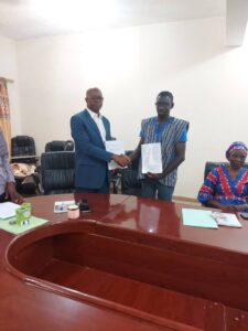 Passation de service entre le Prof. Yacouba Diallo (gauche) et le Dr Amadou Coulibaly (droite), nouveau directeur du programme WASCAL Mali, 23 juin 2025.