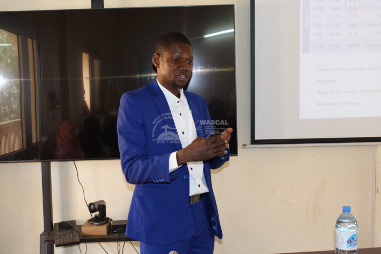 Doctorant : Mohamed Sidibé – 20 novembre 2025 – Le doctorant Mohamed Sidibé présentant sa thèse devant le jury dans le cadre du programme doctoral WASCAL en Changement Climatique et Agriculture.