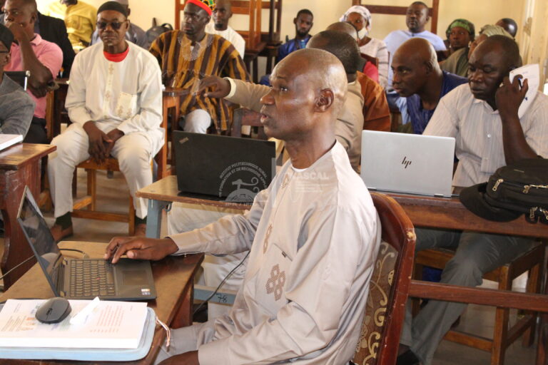 Doctorant : Youssouf Bolozogola – 20 novembre 2025 – Le doctorant Youssou Bolozogola présentant sa thèse devant le jury dans le cadre du programme doctoral WASCAL en Changement Climatique et Agriculture.