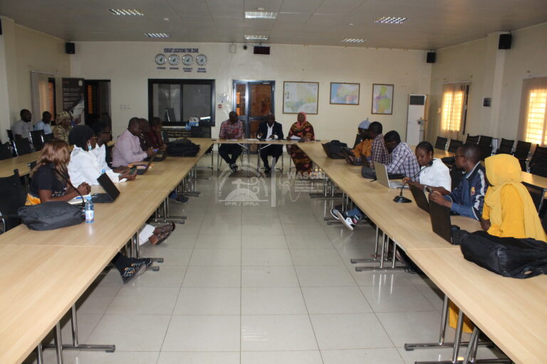 OUVERTURE OFFICIELLE — VISITE SCIENTIFIQUE À ICRISAT | MODULE 16 – 20 février 2026 – Cérémonie d’ouverture de l’excursion scientifique présidée par Dr Ayoni Ogunbayo, Country Representative de l’ICRISAT, marquant le lancement des activités de terrain du Module 16.