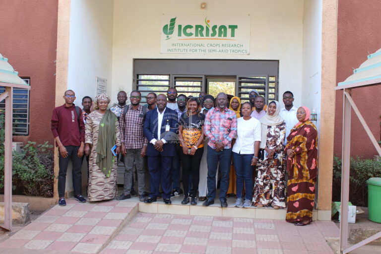 PHOTO DE GROUPE — VISITE SCIENTIFIQUE ICRISAT | MODULE 16 – 20 février 2026